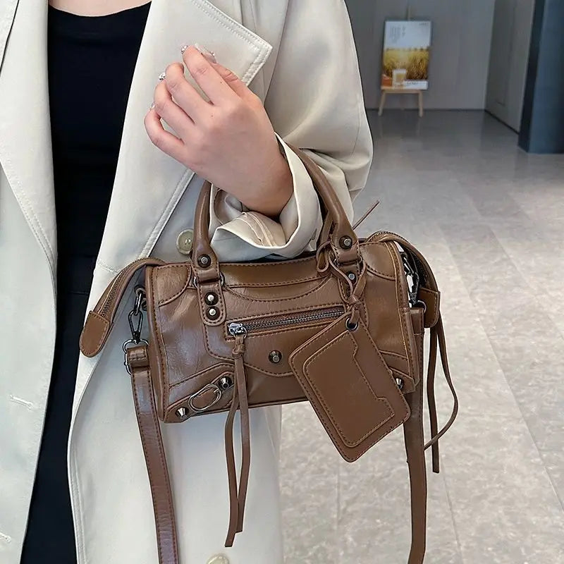 Sac à main bandoulière style moto simple à rivets - Donatella - Maison Elvira