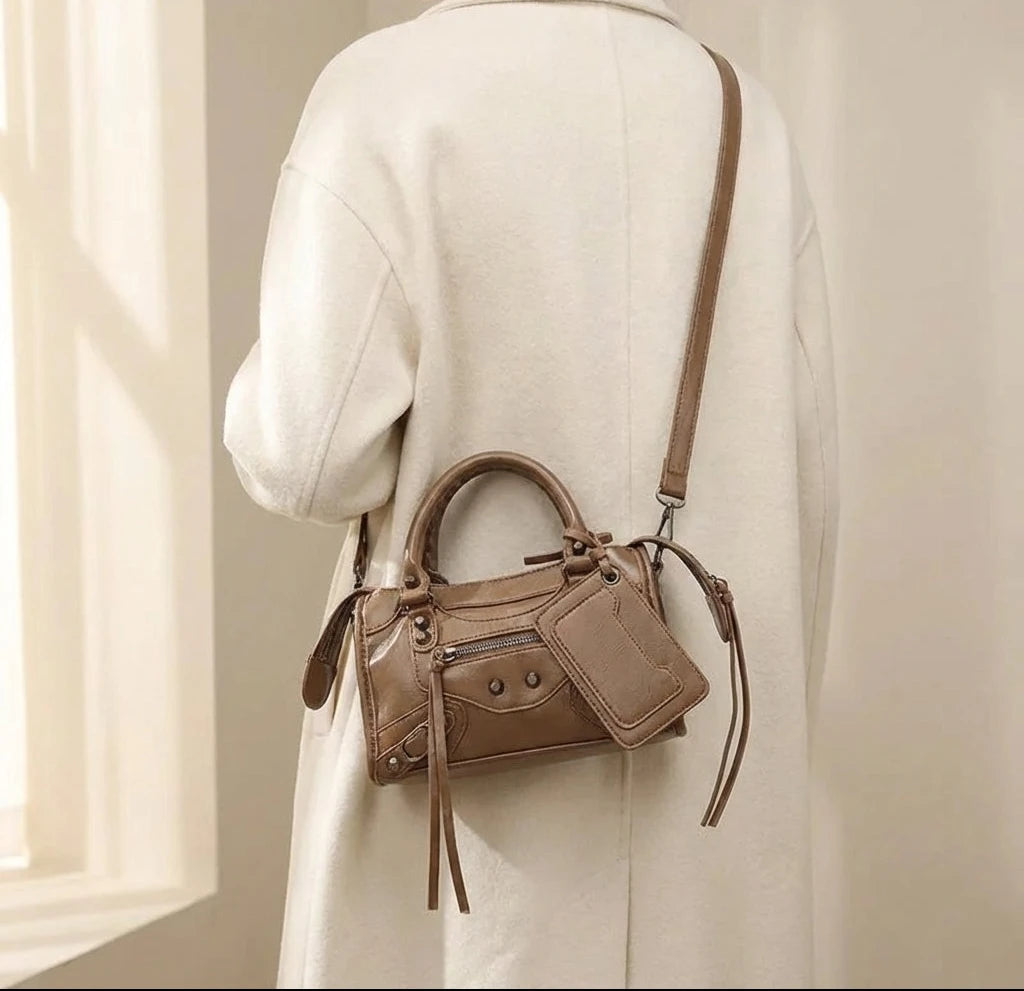 Sac à main bandoulière style moto simple à rivets - Donatella - Maison Elvira