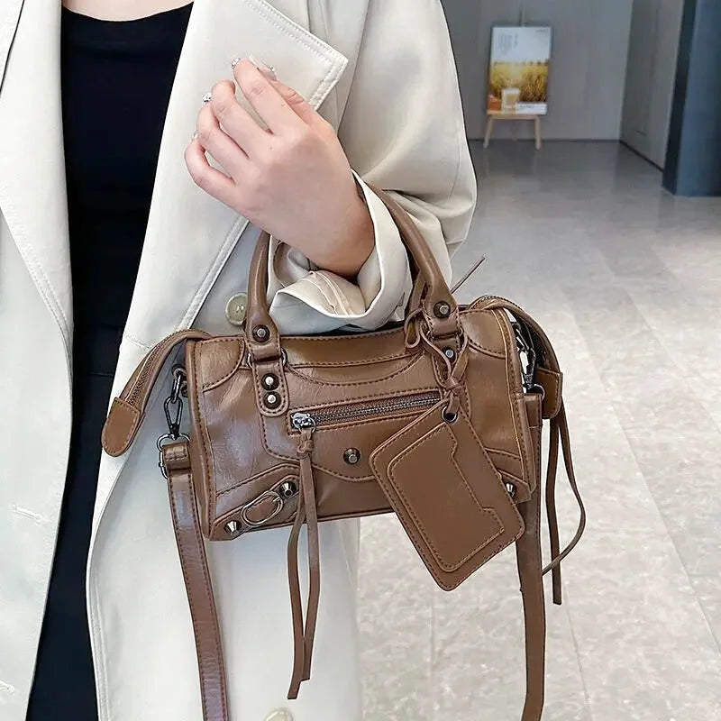 Sac à main bandoulière style moto simple à rivets - Donatella - Maison Elvira